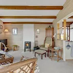 2 Bedroom Awesome In 펜션 Fåborg
