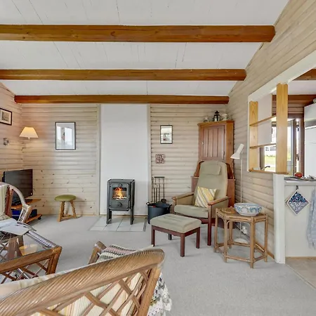 2 Bedroom Awesome In Сasa de vacaciones Fåborg